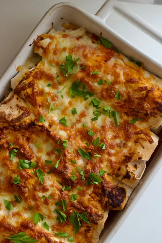 Enchiladas gratinées au poulet et sauce tomate épicée